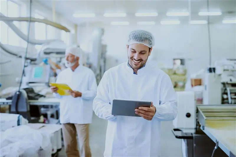 Worker in food production representing FSMA 204 compliance for food manufacturers.
